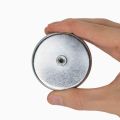 57mm Durchmesser x 10mm dicker Ferrit-Topf-Magnet mit M5-Innengewinde - 29.7kg Zugkraft